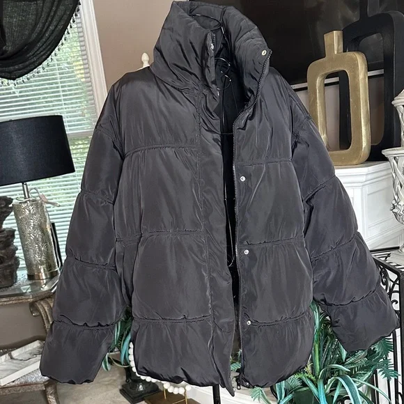 ❄️❄️❄️ H&M Black Puffer Jacket - Picture 1 of 6